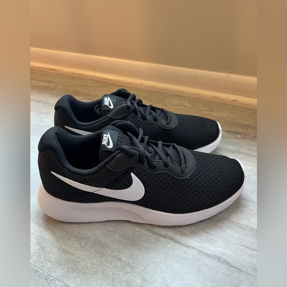 Women’s Nike Tanjun shoes, brand new never worn! Size 9.5